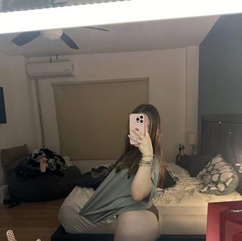 Reyna, 25 Asian female escort, Barrie